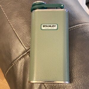 Stanley Classic Flask 8 oz Hammertone Green Never-Lose Cap Stainless Steel Camp